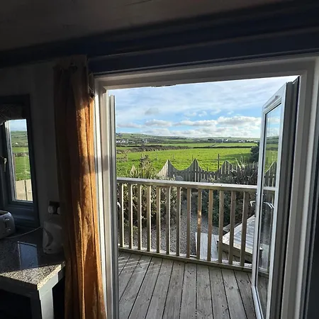 Hidden Hut Shepards Hut Sleeps 2 * Tintagel